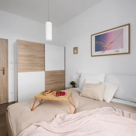 Days - Modern 1bdr - Hip Area Apartament Praga